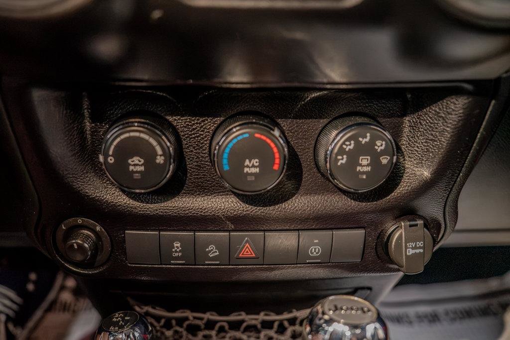 Used 2016 Jeep Wrangler Unlimited Rubicon w/ Connectivity Group AWD/4WD image 32