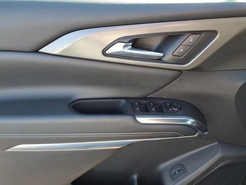 Used 2025 Chevrolet Traverse LT image 18