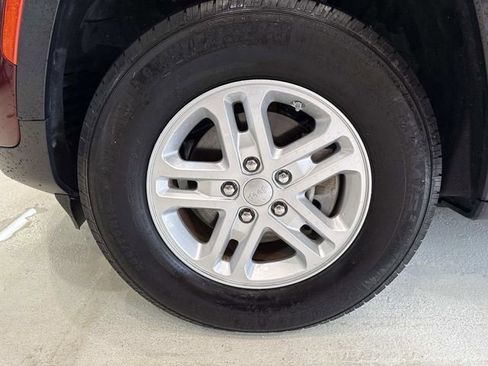 Used 2023 Jeep Grand Cherokee Laredo RWD image 31