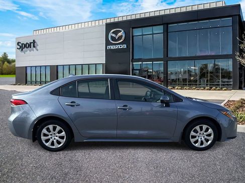 Used 2025 Toyota Corolla LE FWD image 2