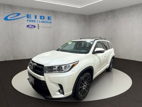 Used 2018 Toyota Highlander SE image 2