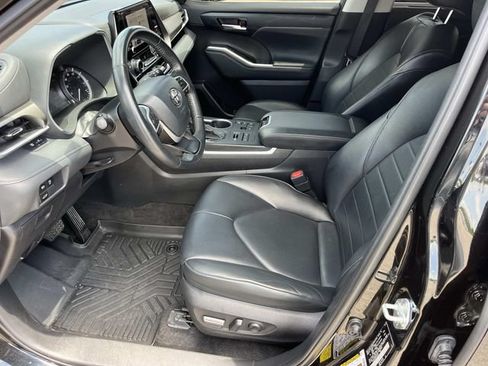 Used 2023 Toyota Highlander XLE AWD/4WD image 29