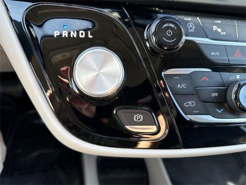 Used 2024 Chrysler Pacifica Touring-L image 15