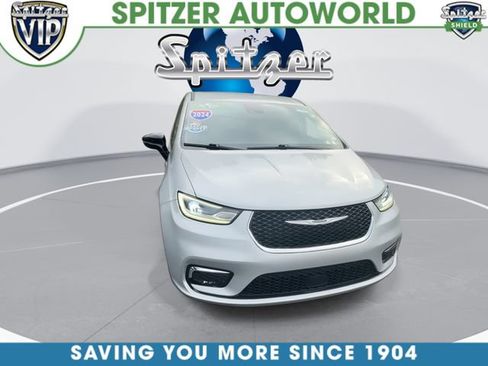 Used 2024 Chrysler Pacifica Touring-L FWD image 3