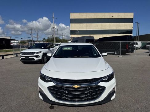 Used 2024 Chevrolet Malibu LT FWD image 2