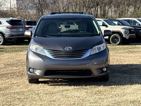 Used 2012 Toyota Sienna Base image 2