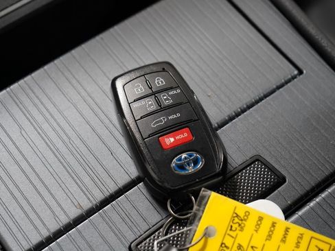 Used 2024 Toyota Sienna XSE w/ XSE Premium Package FWD image 19