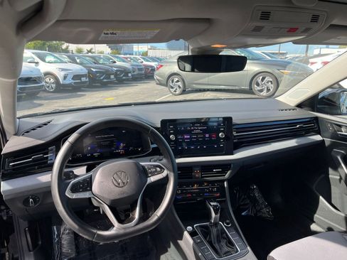 Used 2025 Volkswagen Jetta SE image 35