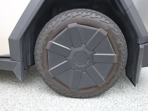 Used 2024 Tesla Cybertruck AWD Crew Cab image 7