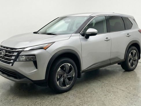 Used 2025 Nissan Rogue SV image 3