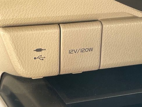 Used 2018 Toyota Camry XLE image 9