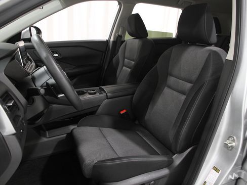 Used 2024 Nissan Rogue SV image 5