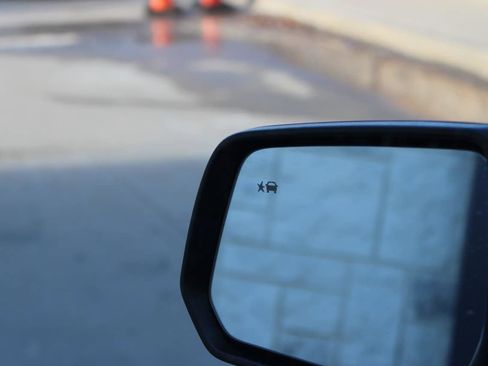 Used 2023 Chevrolet Traverse LT image 24