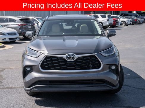 Used 2021 Toyota Highlander XLE FWD image 2