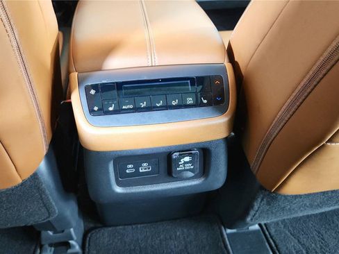 Used 2024 Nissan Pathfinder Platinum FWD image 16