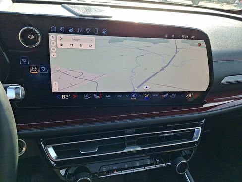 Used 2024 Chevrolet Traverse RS image 3