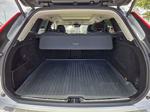 Used 2019 Volvo XC60 T5 Momentum w/ Multimedia Package AWD/4WD image 10