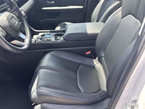 Used 2025 Honda Pilot Touring image 13