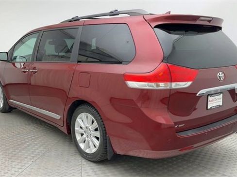 Used 2014 Toyota Sienna Limited image 4
