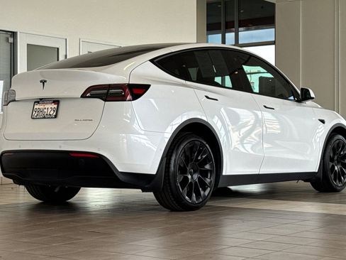 Used 2022 Tesla Model Y Long Range AWD/4WD image 4
