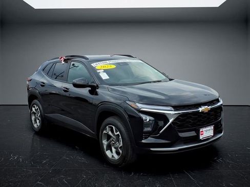 Used 2025 Chevrolet Trax LT FWD image 5