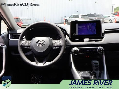 Used 2025 Toyota RAV4 XLE AWD/4WD image 18