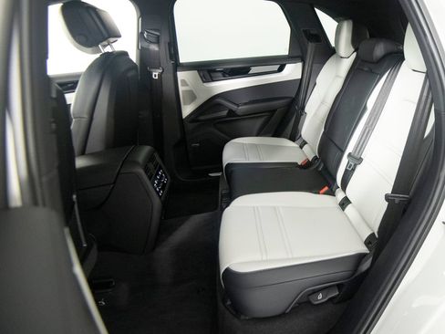 Certified 2026 Porsche Cayenne E-Hybrid AWD/4WD image 37