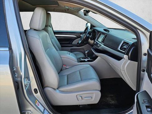 Used 2017 Toyota Highlander XLE image 22