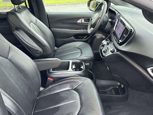 Used 2025 Chrysler Pacifica Select FWD image 10