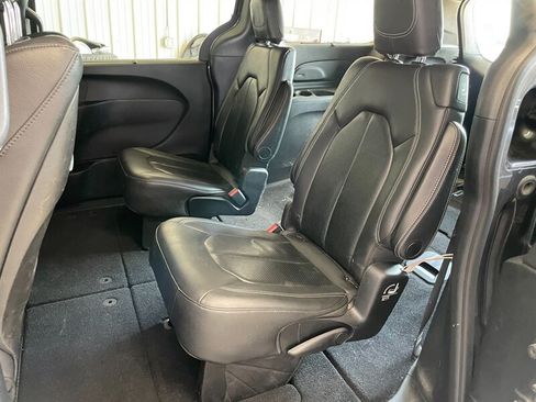 Used 2018 Chrysler Pacifica Touring-L Plus w/ Advanced Safetytec Group FWD image 18