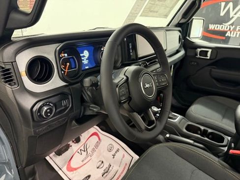 Used 2025 Jeep Gladiator Willys image 12