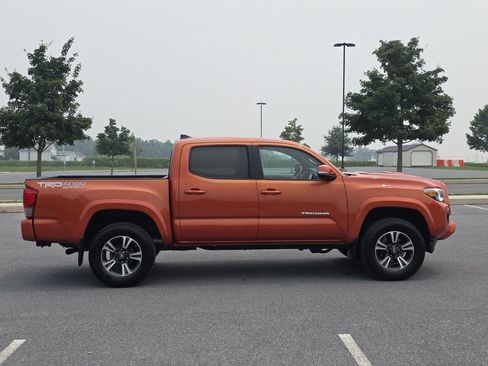 Used 2017 Toyota Tacoma TRD Sport w/ Tow Package (A/T) AWD/4WD image 9