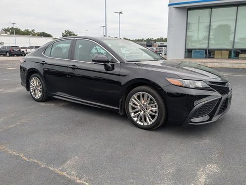 Used 2023 Toyota Camry SE FWD image 2