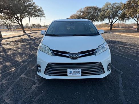 Used 2020 Toyota Sienna XLE image 9