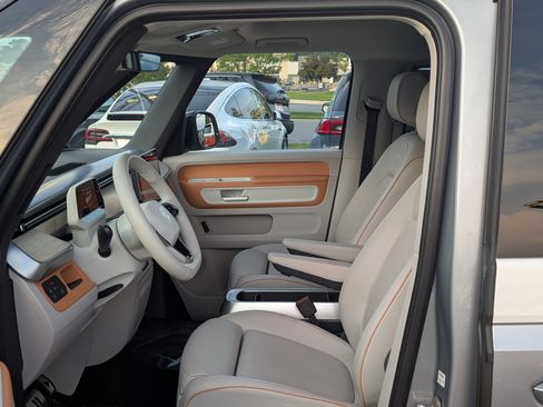 Used 2025 Volkswagen ID. Buzz 1st Edition AWD/4WD image 18