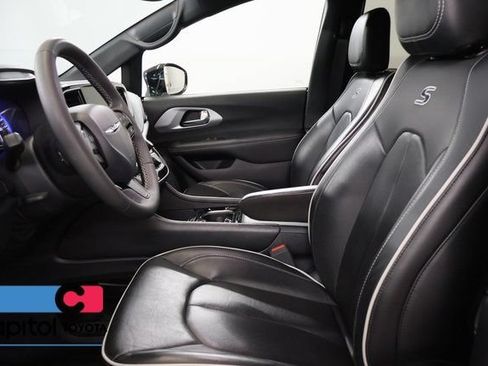 Used 2025 Chrysler Pacifica Limited FWD image 11