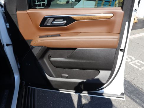 Used 2025 Chevrolet Suburban High Country AWD/4WD image 42