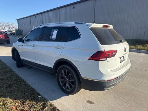 Used 2022 Volkswagen Tiguan SE w/ Panoramic Sunroof Package image 2