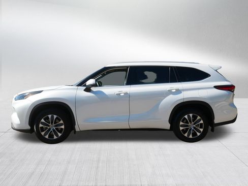 Used 2022 Toyota Highlander XLE AWD/4WD image 4
