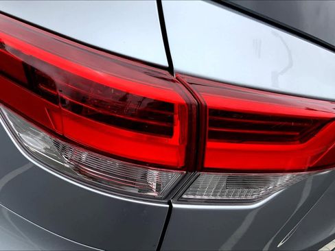 Used 2018 Toyota Highlander LE image 27