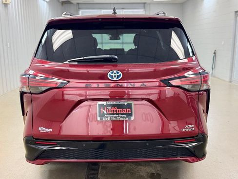Used 2021 Toyota Sienna XSE FWD image 6