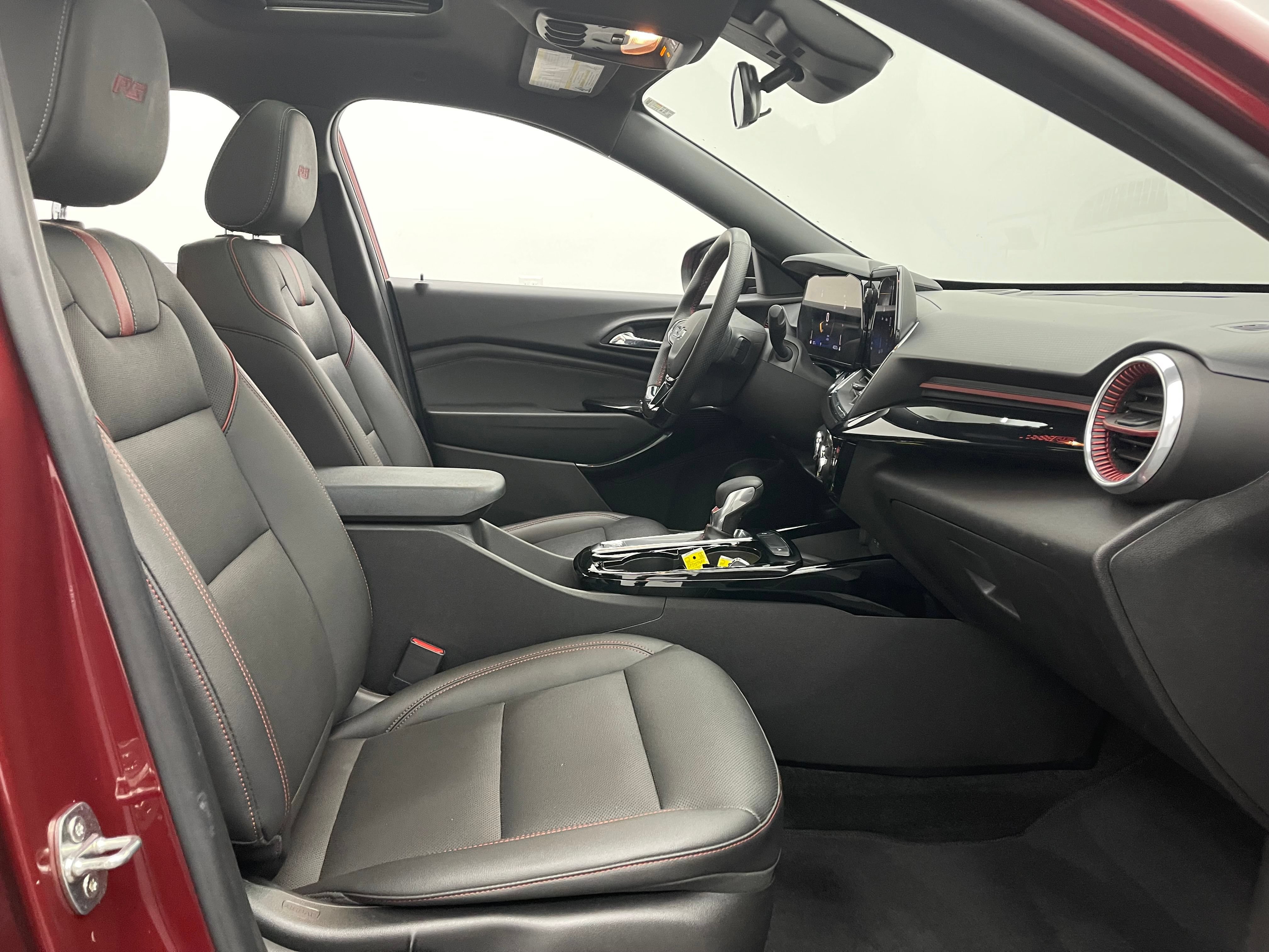 Used 2024 Chevrolet Trax RS w/ Sunroof Package FWD image 33