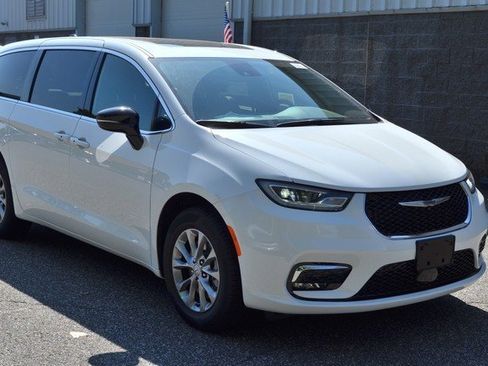 New 2026 Chrysler Pacifica Select image 2