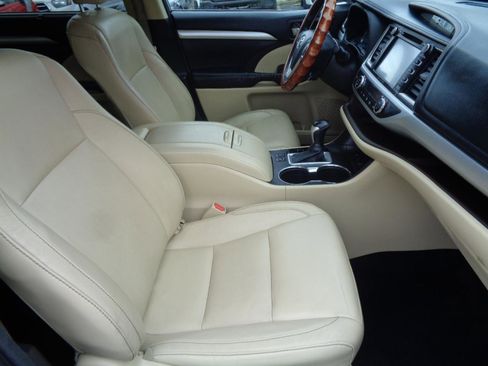 Used 2016 Toyota Highlander XLE AWD/4WD image 28
