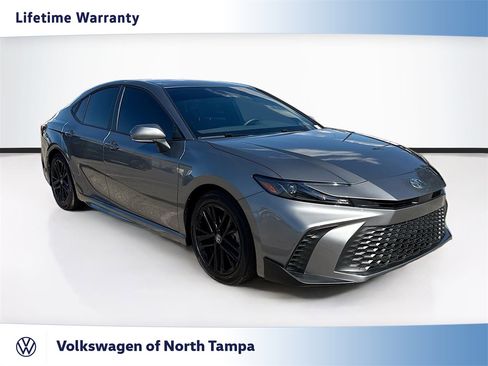 Used 2025 Toyota Camry SE image 1