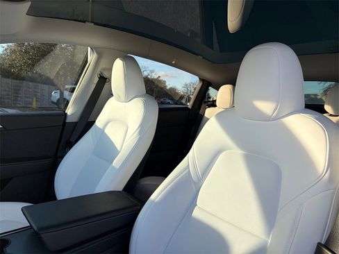 Used 2024 Tesla Model Y Long Range image 10