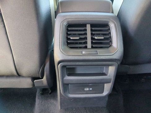 Used 2025 Volkswagen Taos SE FWD image 29