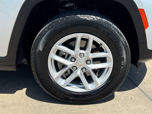 Used 2023 Jeep Grand Cherokee Laredo AWD/4WD image 10