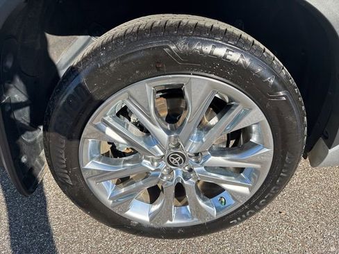 Used 2025 Toyota Highlander Limited AWD/4WD image 14