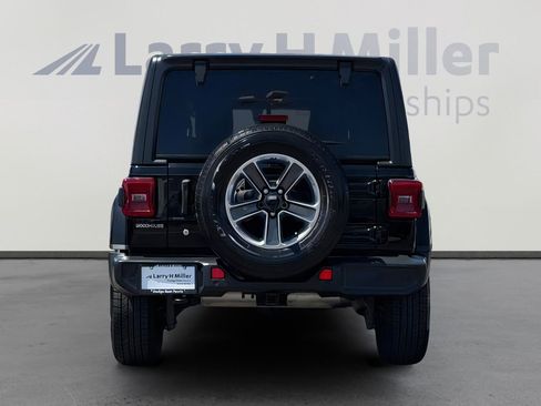 Used 2018 Jeep Wrangler Unlimited Sahara AWD/4WD image 3